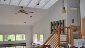 Een koelkast, een magnetron, een koffiezetapparaat/waterkoker