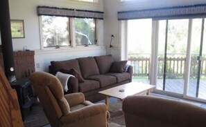 Maison Confort, 2 chambres, côté montagne | Aire de séjour | Lecteur de DVD