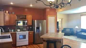 Rumah Comfort, 4 kamar tidur, tepi gunung | Dapur pribadi | Lemari es, microwave, dan mesin pembuat kopi/teh