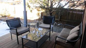 Rumah Comfort, 4 kamar tidur, tepi gunung | Teras/patio