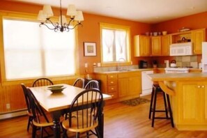 Fridge, microwave, coffee/tea maker - Mountain Modern 4 Bedroom Holiday Home By Pinon Vacation Rentals (Salida)
