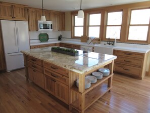 Fridge, microwave, coffee/tea maker - River House 5 Bedroom Holiday Home By Pinon Vacation Rentals (Salida)