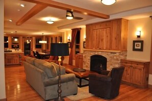 Living area - River House 5 Bedroom Holiday Home By Pinon Vacation Rentals (Salida)