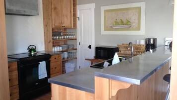 Peti sejuk, ketuhar gelombang mikro, pembancuh kopi/teh