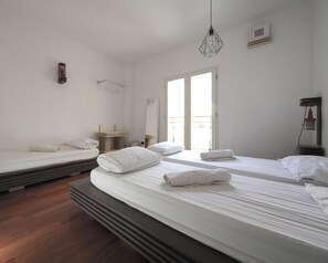 Individuell dekoriert, individuell eingerichtet, schallisolierte Zimmer