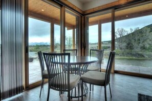 舒适独立别墅, 1 间卧室, 山腰 | 客房内用餐