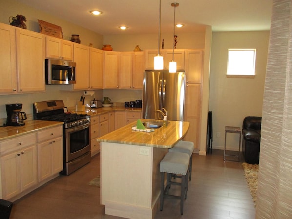 Comfort House, 2 Bedrooms, Mountainside | Private kitchen | Fridge, microwave, coffee/tea maker
