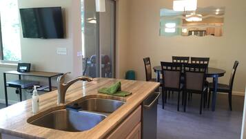 Comfort House, 2 Bedrooms, Mountainside | Dapur peribadi | Peti sejuk, ketuhar gelombang mikro, pembancuh kopi/teh