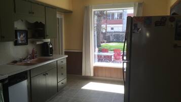 Comfort House, 2 Bedrooms, Mountainside | Private kitchen | Fridge, microwave, coffee/tea maker