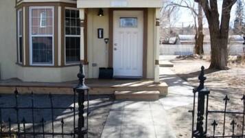 Pintu masuk properti