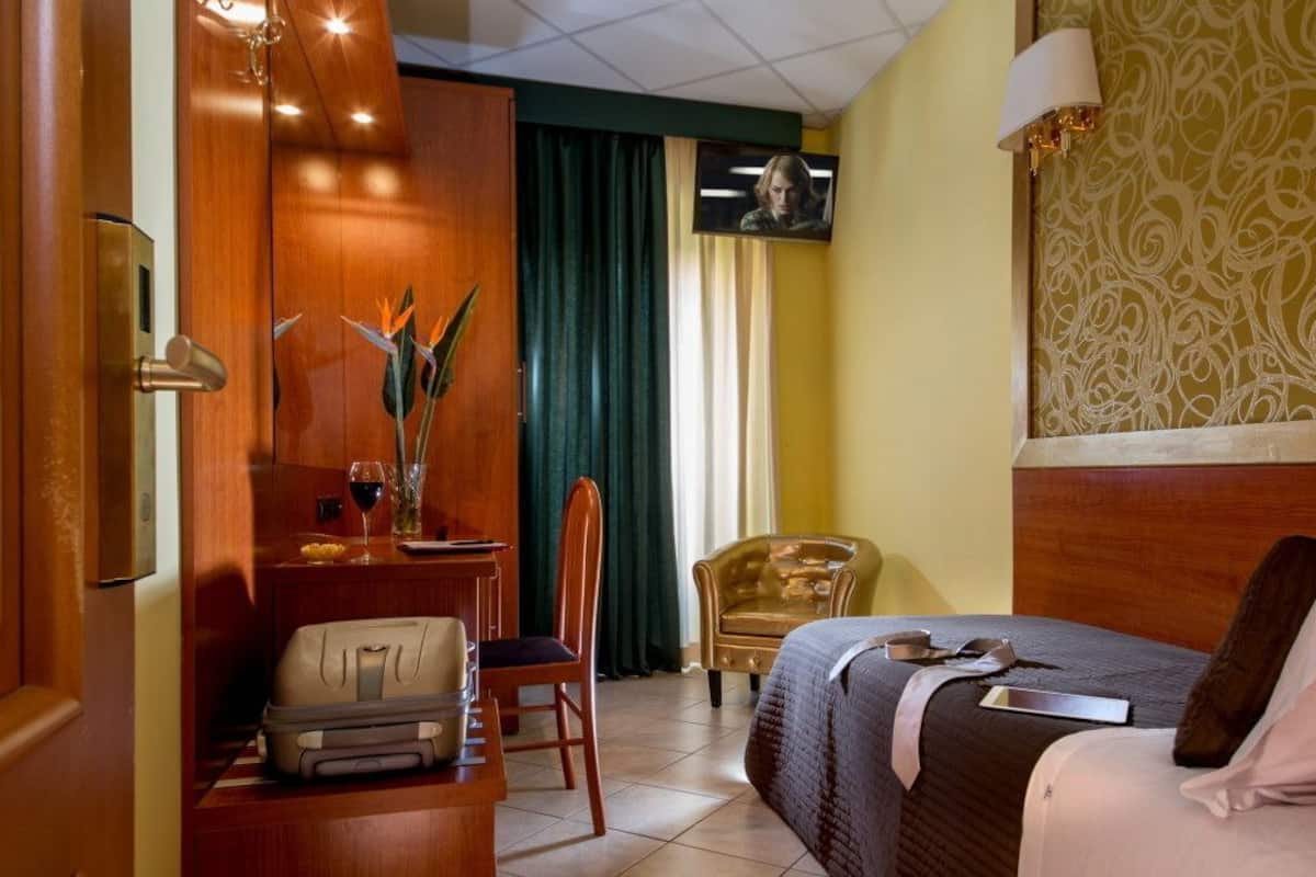 Single Room, Private Bathroom (External) | In-room safe, desk, soundproofing, free cots/infant beds