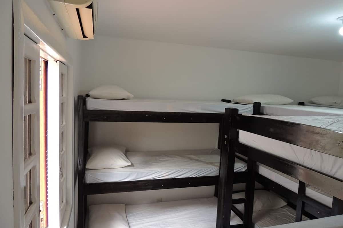 Dortoir partagé économique, hommes uniquement (12 beds) | AccÚs au Wi-Fi (inclus), literie fournie