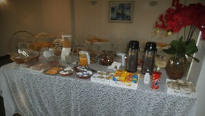 Una mesa de buffet con diversos alimentos y bebidas.