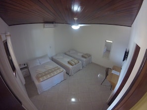 Ropa de cama de alta calidad, minibar, escritorio y camas supletorias