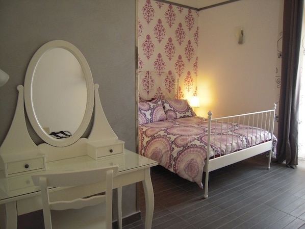 In-room safe, desk, free WiFi