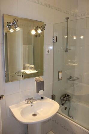 Doppelzimmer | Badezimmer | Kostenlose Toilettenartikel, Haartrockner, Bidet, Handtücher
