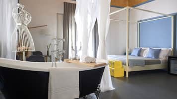 Suite | Minibar, desk, cots/infant beds, free WiFi