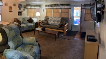 Deluxe Cabin, 2 Bedrooms, Kitchen (Cabin #3) | Living area | 32-inch TV with cable channels