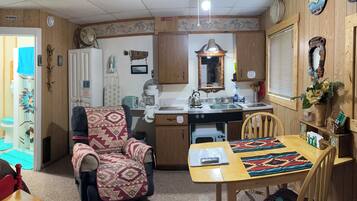 Cabin, 1 Double Bed (Cabin #5 ) | Living area | 32-inch TV with cable channels