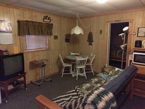 Deluxe-Ferienhütte, 2 Doppelbetten (Cabin #7) | 1 Schlafzimmer, individuell dekoriert, individuell eingerichtet