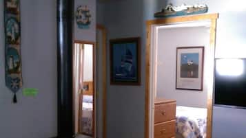 Cabin, 1 Bedroom, Fireplace (Cabin #8) | Ruang tamu | 32 inci televisyen dengan kabel