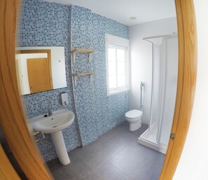 Bed in shared dormitory, private bathroom (4 pax) | Bathroom