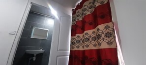 Economy Double Room | Bathroom | Shower, free toiletries, towels - Hôtel des Andelys (Paris)