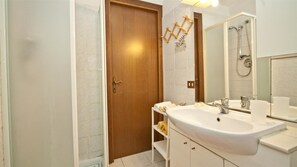 Apartment, 2 Bedrooms | Bathroom | Shower, rainfall showerhead, hair dryer, bidet - Rental In Rome Celestino Apartment (Rome)