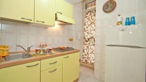 Departamento, 2 habitaciones | Cocina privada | Refrigerador, cafetera y tetera y congelador 