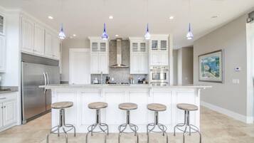 Hus - 6 soveværelser | Privat køkken | Køleskab, mikrobølgeovn, ovn, kogeplade