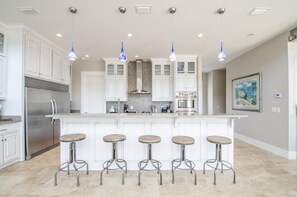 House, 6 Bedrooms | Private kitchen