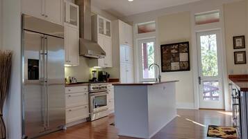 House, Multiple Beds (Captain Morgan) | Private kitchen | Fridge, microwave, oven, stovetop