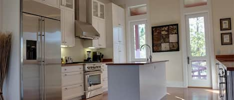 House, Multiple Beds (Captain Morgan) | Private kitchen | Fridge, microwave, oven, stovetop