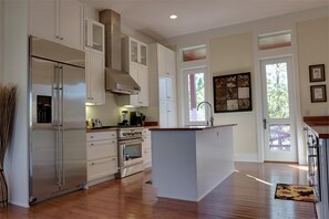 House, Multiple Beds (Captain Morgan) | Private kitchen | Fridge, microwave, oven, stovetop