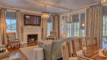 House, Multiple Beds (Southern Accent House) | Living room | Flat-screen TV