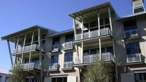 Un immeuble à plusieurs étages doté de balcons et de grandes fenêtres.