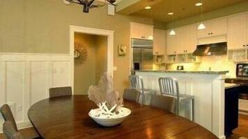 Apartment, 3 Bedrooms | Dining room