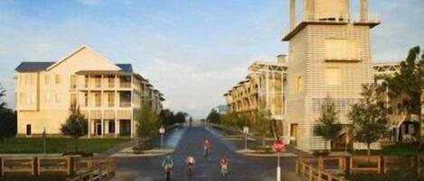 Un hôtel doté d’une cour intérieure, d’une piscine et d’une haute tour.