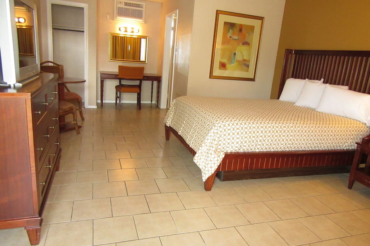 Room, 1 Queen Bed, Smoking | Free WiFi