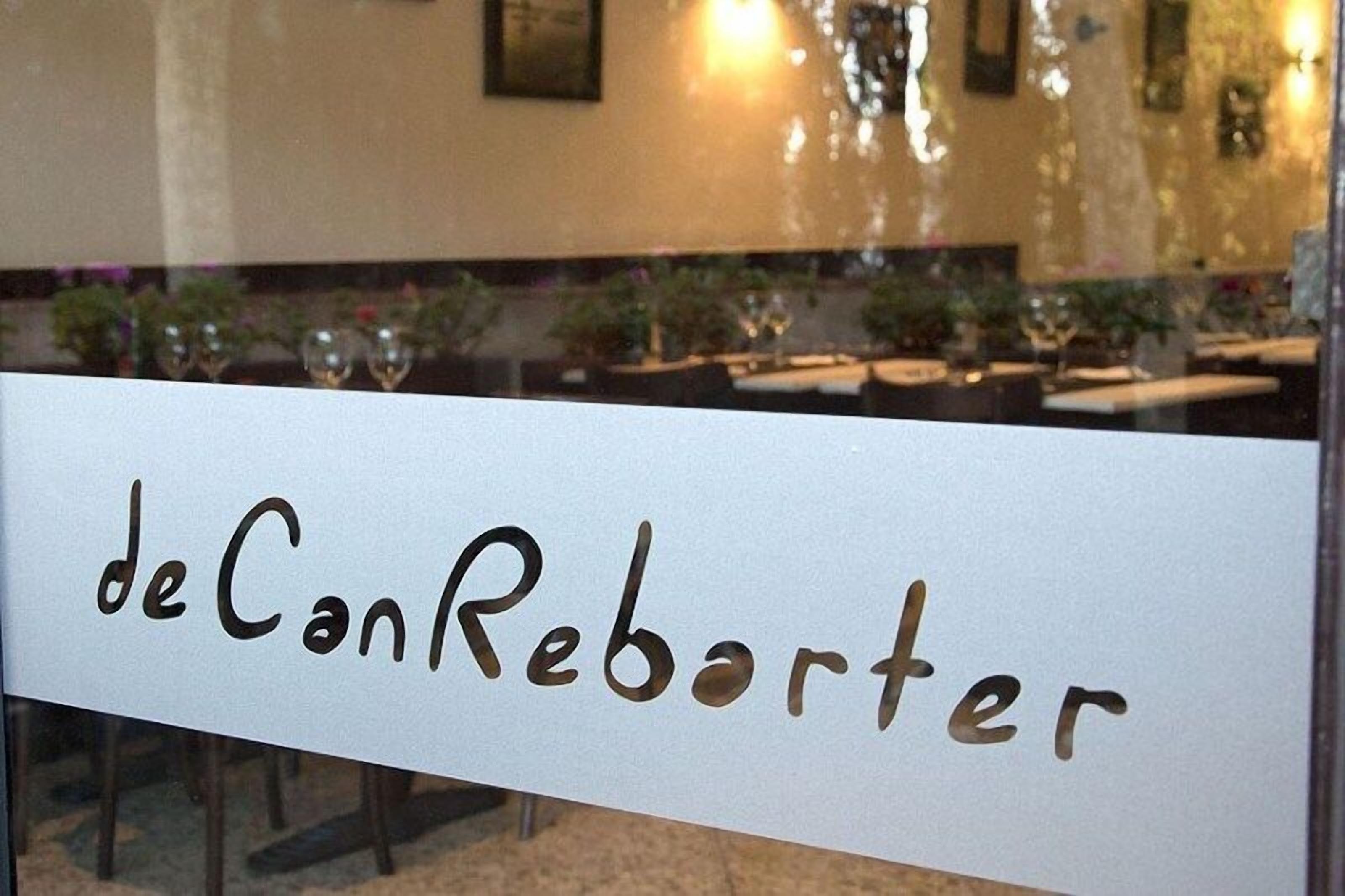 Un letrero con el texto "deCanReboter" en un restaurante.