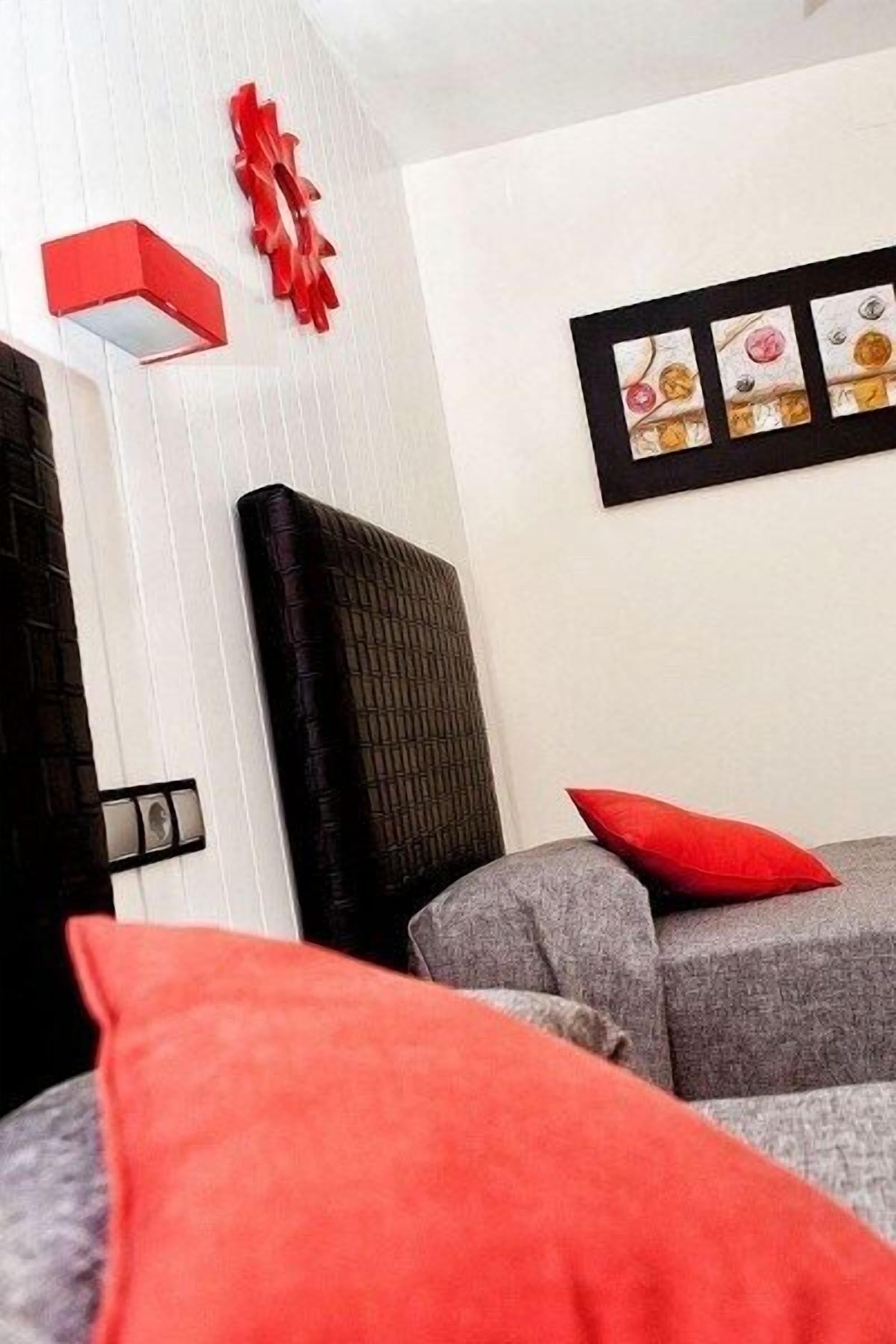 Cortinas blackout, berços (sobretaxa), Wi-Fi de cortesia, roupa de cama