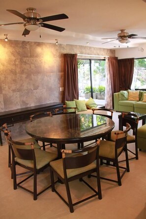 Suite, 1 Bedroom (Guitarron) | Living room | 32-inch TV with cable channels