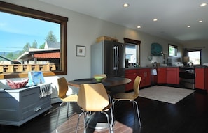 Fridge, microwave, coffee/tea maker - Salida Modern 3 Bedroom Holiday Home By Pinon Vacation Rentals (Salida)