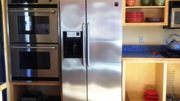 Comfort House, 3 Bedrooms, Mountainside | Private kitchen | Fridge, microwave, coffee/tea maker