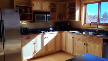 Rumah Comfort, 3 kamar tidur, tepi gunung | Dapur pribadi | Lemari es, microwave, dan mesin pembuat kopi/teh