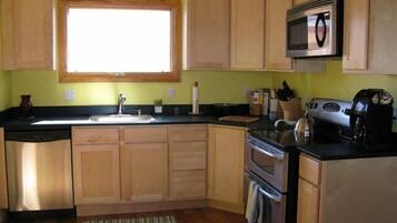 Lemari es, microwave, dan mesin pembuat kopi/teh