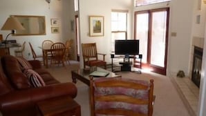 A living room with a sofa, chairs, a television, and a fireplace. - Villa on the Green 2 Bedroom Holiday Home By Pinon Vacation Rentals (Salida)