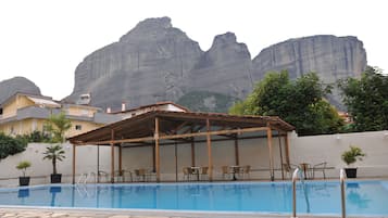 Piscine extérieure (ouverte en saison), parasols de plage