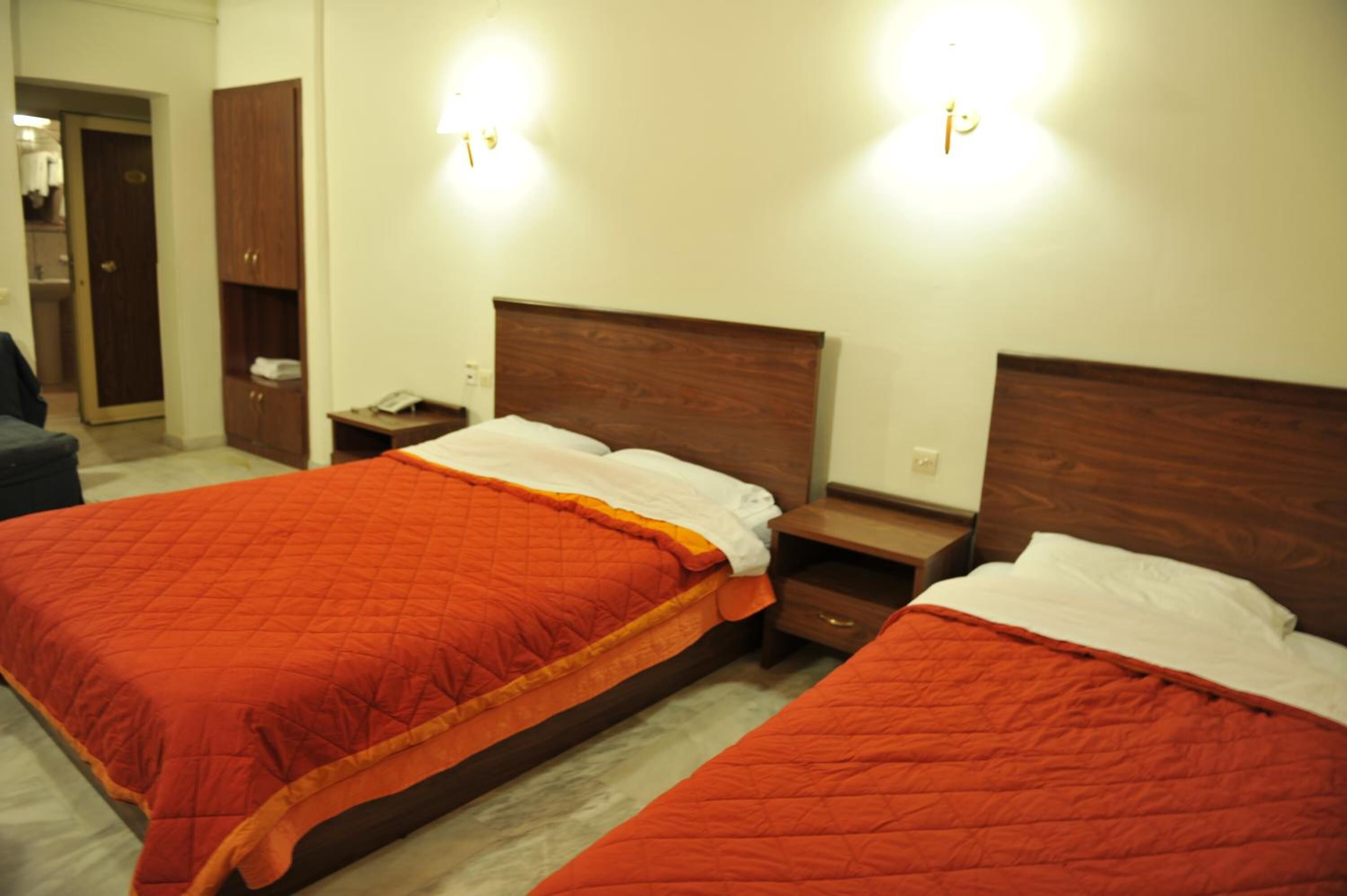 Värdeförvaringsskåp på rummet och strykjärn/strykbräda