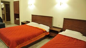 Caja de seguridad en la habitación y tabla de planchar con plancha